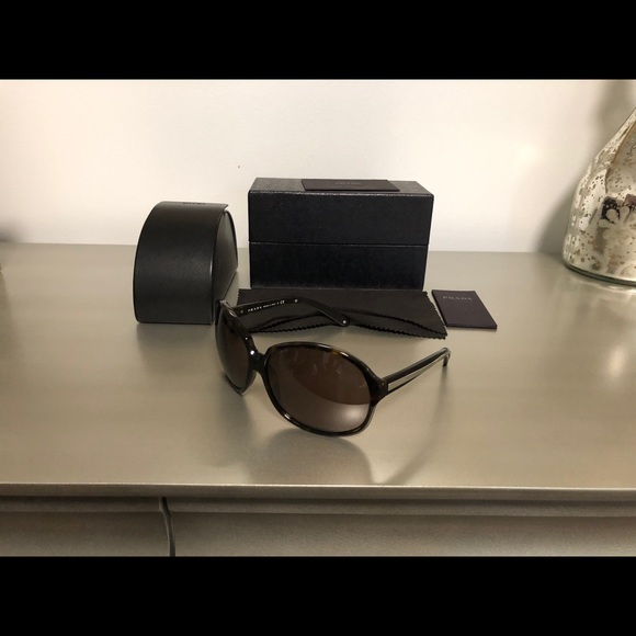 Prada sunglasses - Picture 7 of 9